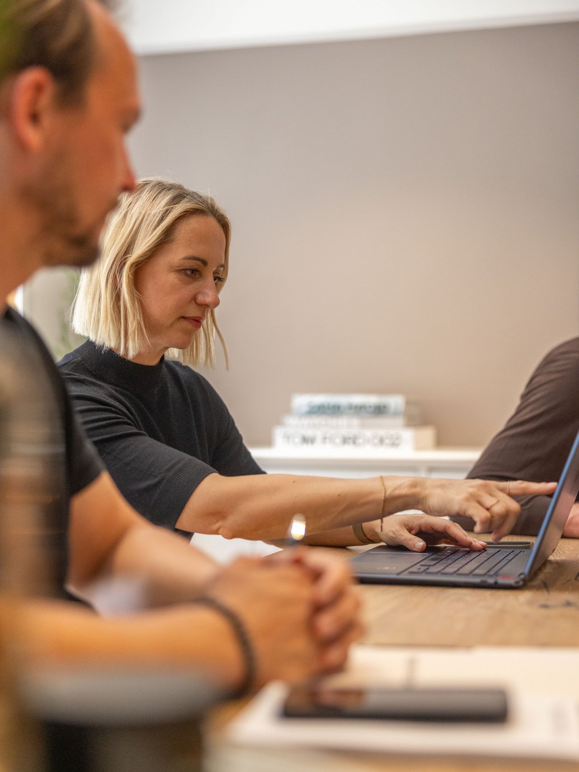 Eine Mitarbeiterin von Mogck+Partner arbeitet am Laptop