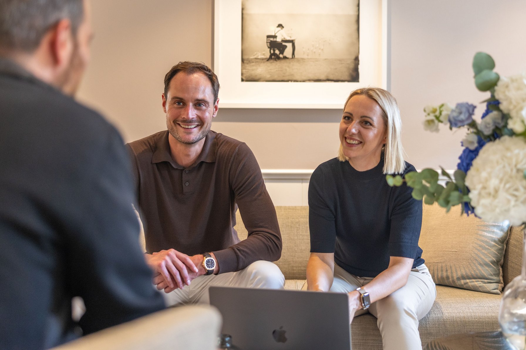 Zwei Personen von Mogck+Partner in einem Gespräch mit Kunden nach dem Verkauf seiner Immobilie