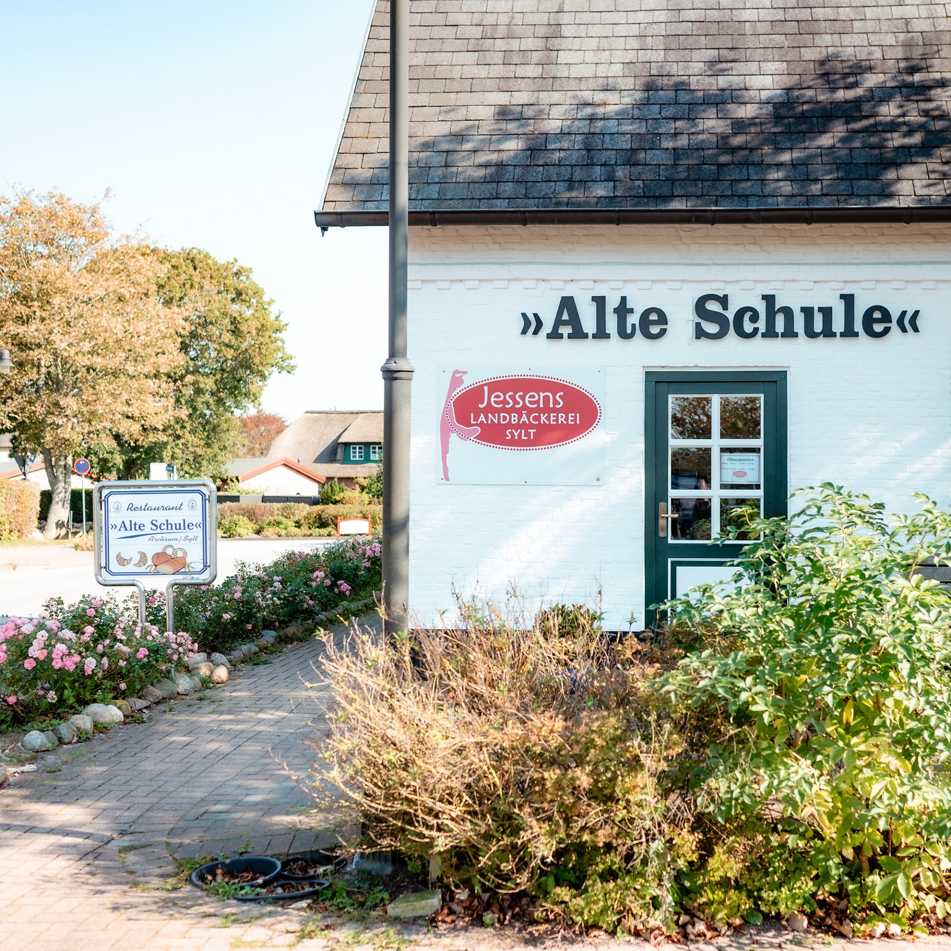 Fassade Restaurant Alte Schule und Landbäckerei Jessens in Braderup auf Sylt