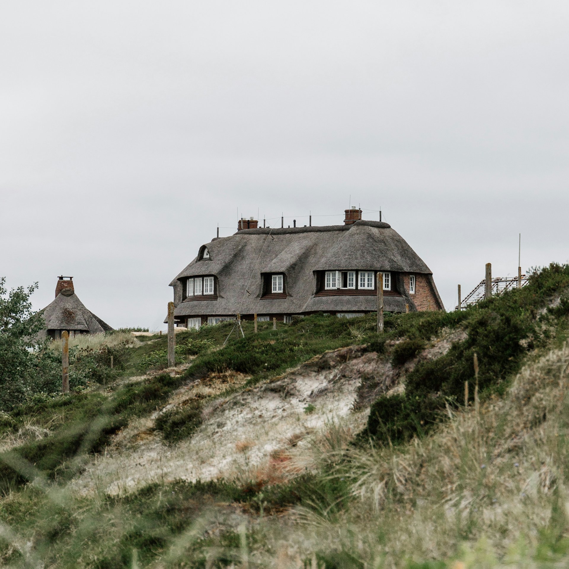 Reetdachhaus hinter Dünen