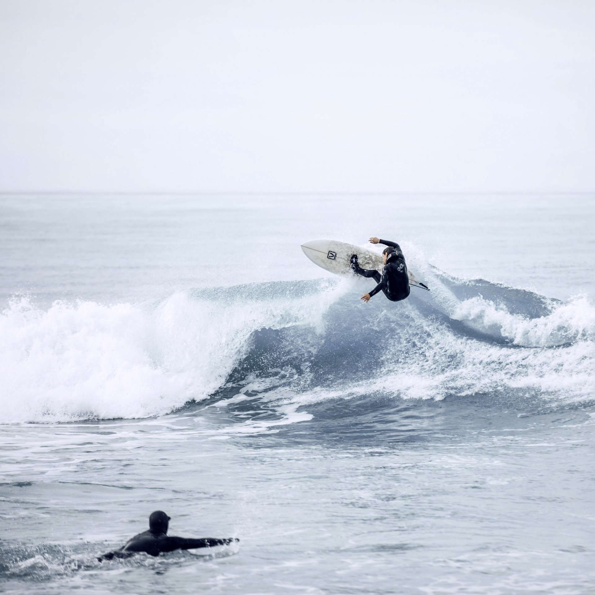 Surfer reitet eine Welle am Westerländer Strand