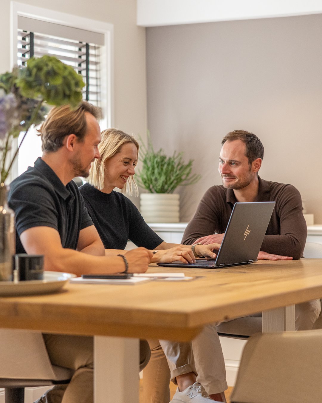 Team von Mogck+Partner in einer Gruppenbesprechung am Tisch