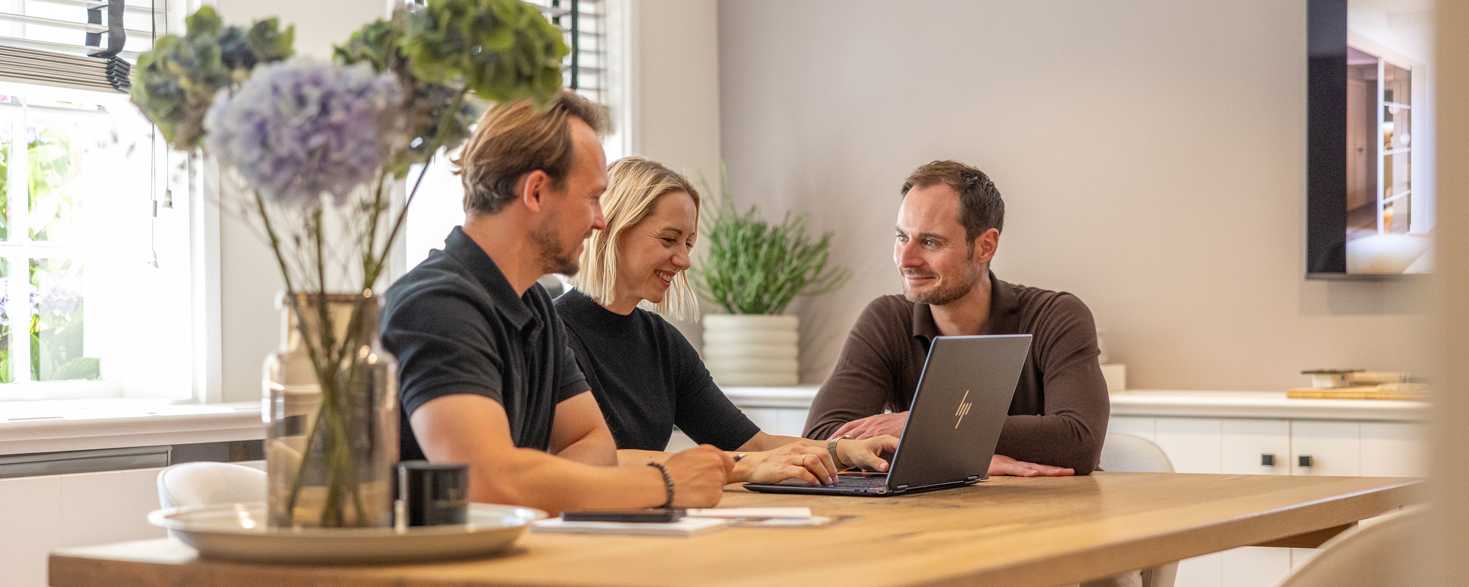 Team von Mogck+Partner in einer Gruppenbesprechung am Tisch